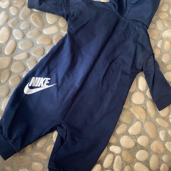 NIKE TRIO!! 1 NWT romper, 1 NWOT onesie, 1 EUC sweatsuit🖤🤎💙 unisex - Picture 6 of 9
